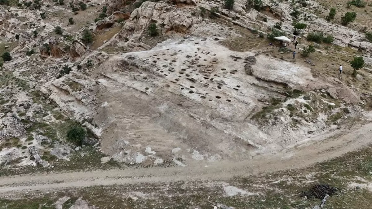 Hasankeyf'te 2300 Yıllık 79 Kaya Mezar Bulundu