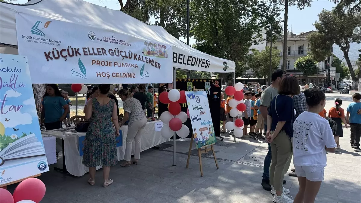 Tire'de Öğrenciler Kitaplarını Tanıttı