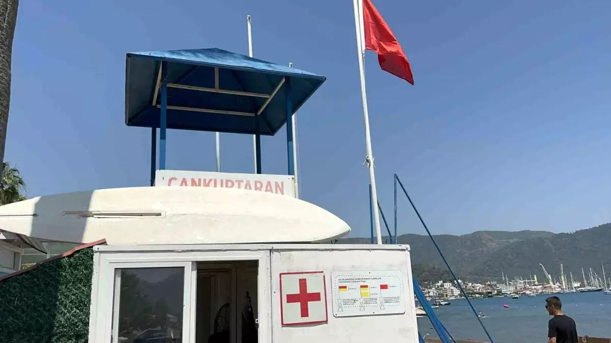 Marmaris'te Engelsiz Plajda Cankurtaranlar Göreve Başladı