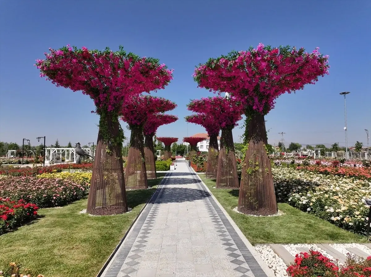 Karatay Gül Parkı Ziyaretçilerini Bekliyor