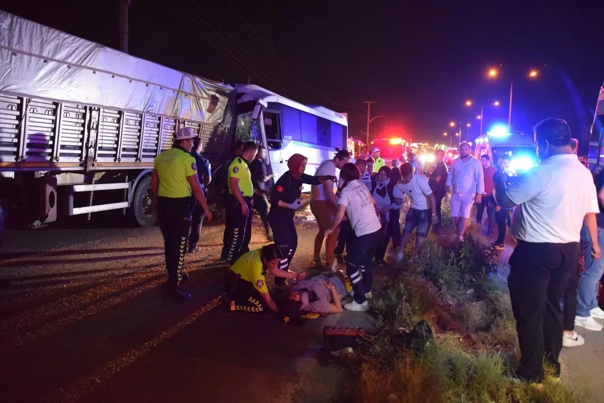Manisa'da işçi servisi tırla çarpıştı! 20 yaralı