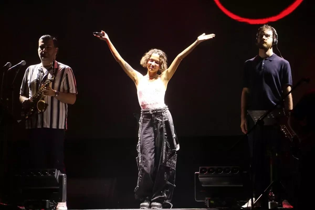 Kiraz Festivalinde Zeynep Bastık ve Yüksek Sadakat