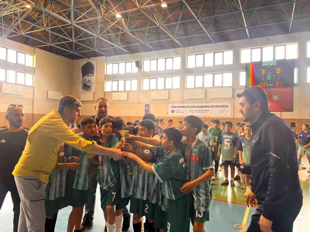 Sabancı Ortaokulu'ndan Çifte Şampiyonluk