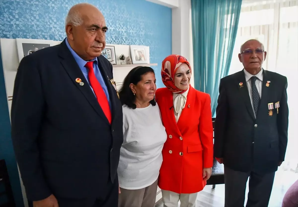 Bakan Göktaş Kıbrıs Gazisini Ziyaret Etti