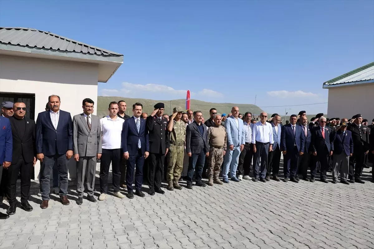 Iğdır Valisi Turan, yenilenen karakolda jandarmayla bir araya geldi