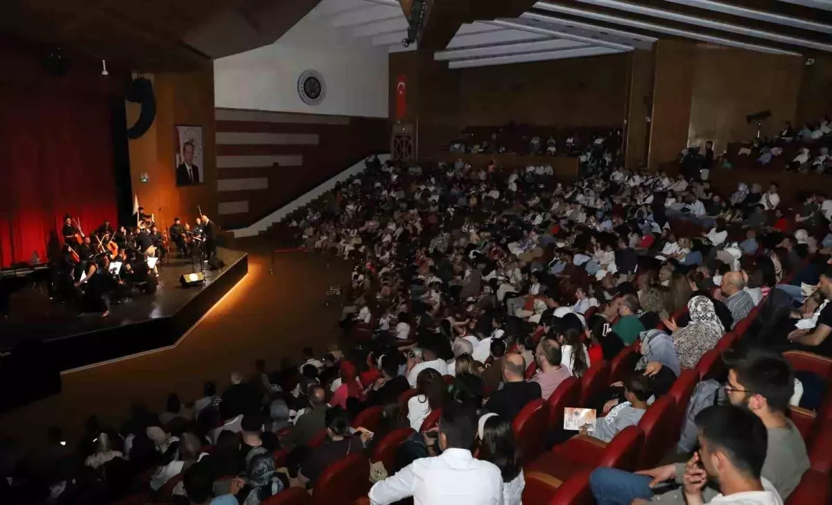 Atatürk Üniversitesi Oda Orkestrası İlk Konserini Gerçekleştirdi