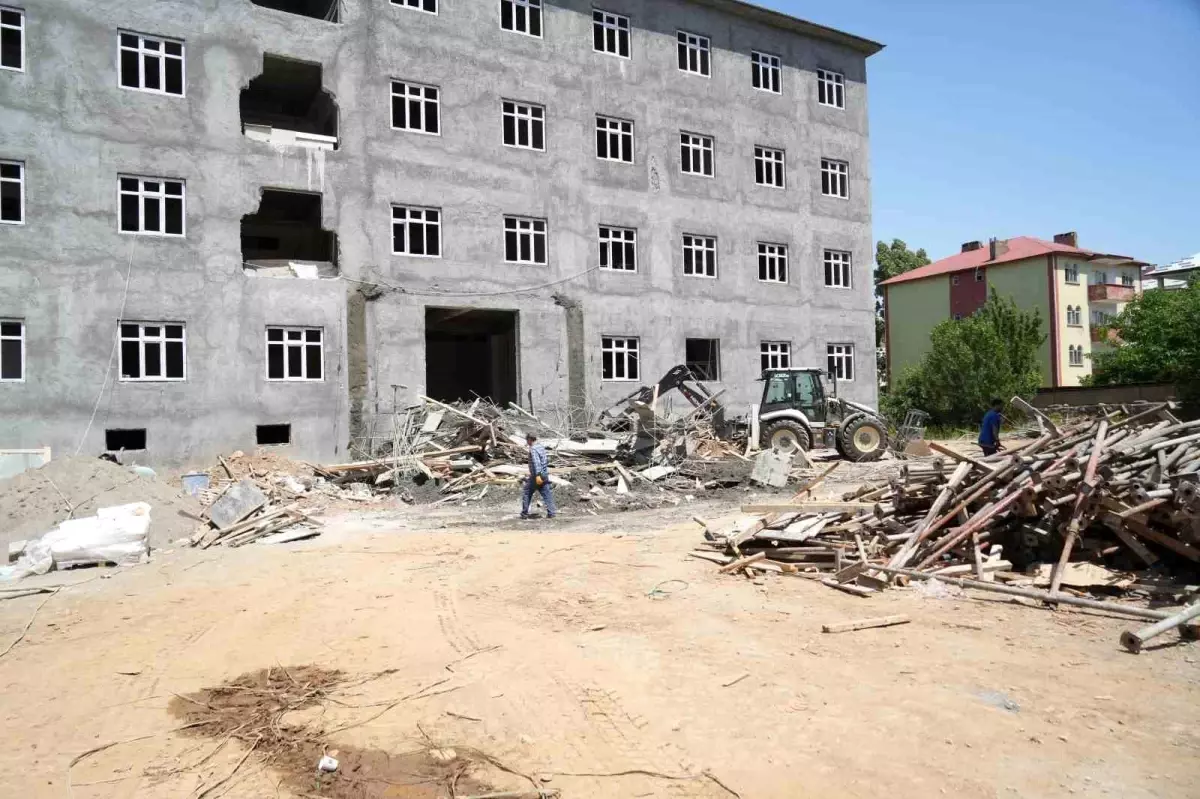 Muş'ta İnşaatta Çökme: 2 İşçi Yaralandı