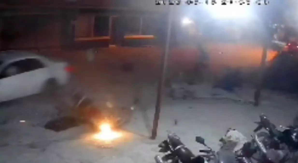 Samandağ'da Otomobil Motosikletlere Çarptı, 4 Yaralı