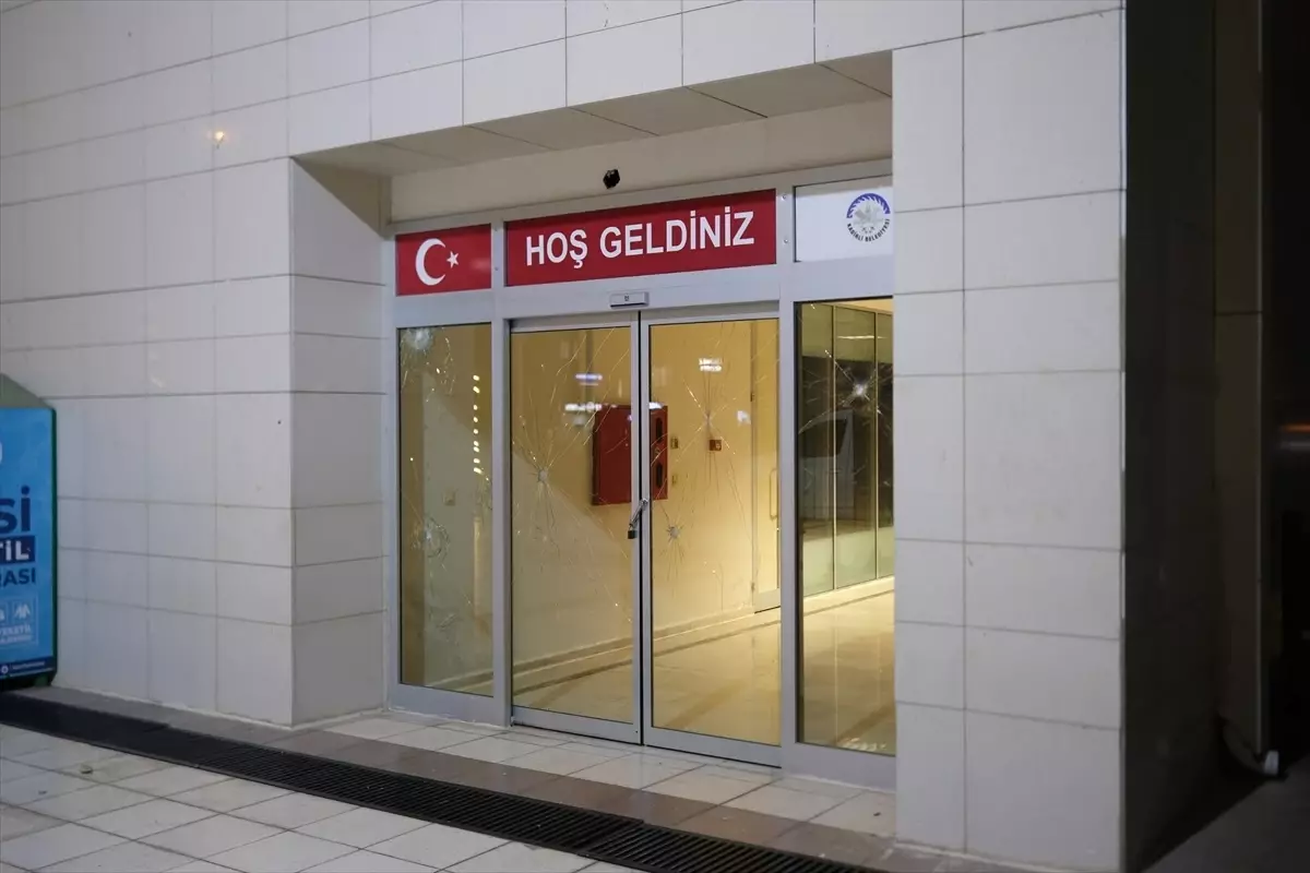 Belediye Binasına Taşlı Saldırı