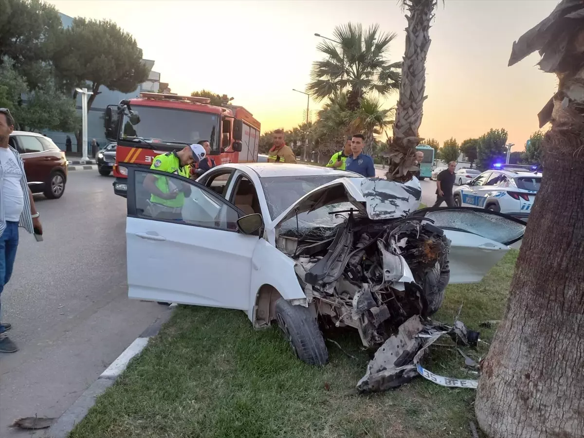 Manisa'da Ağaçla Çarpan Araçta Sürücü Ağır Yaralandı