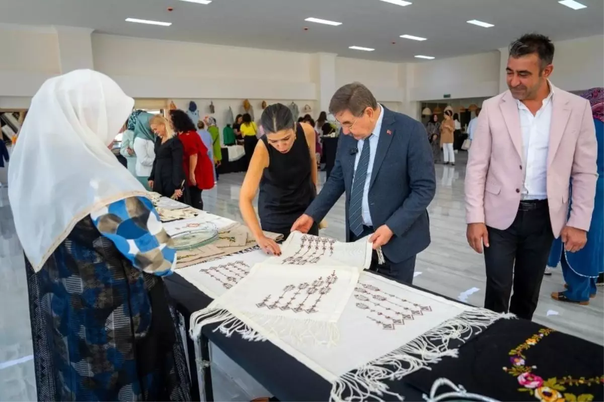 Gölbaşı'nda Kursiyerlerin El Emeği Ürünleri Sergilendi