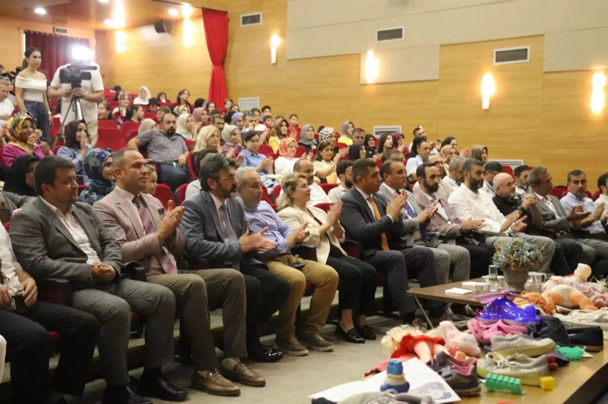 Düzce'de 'Yetim Gülerse Dünya Güler' Tiyatro Gösterimi