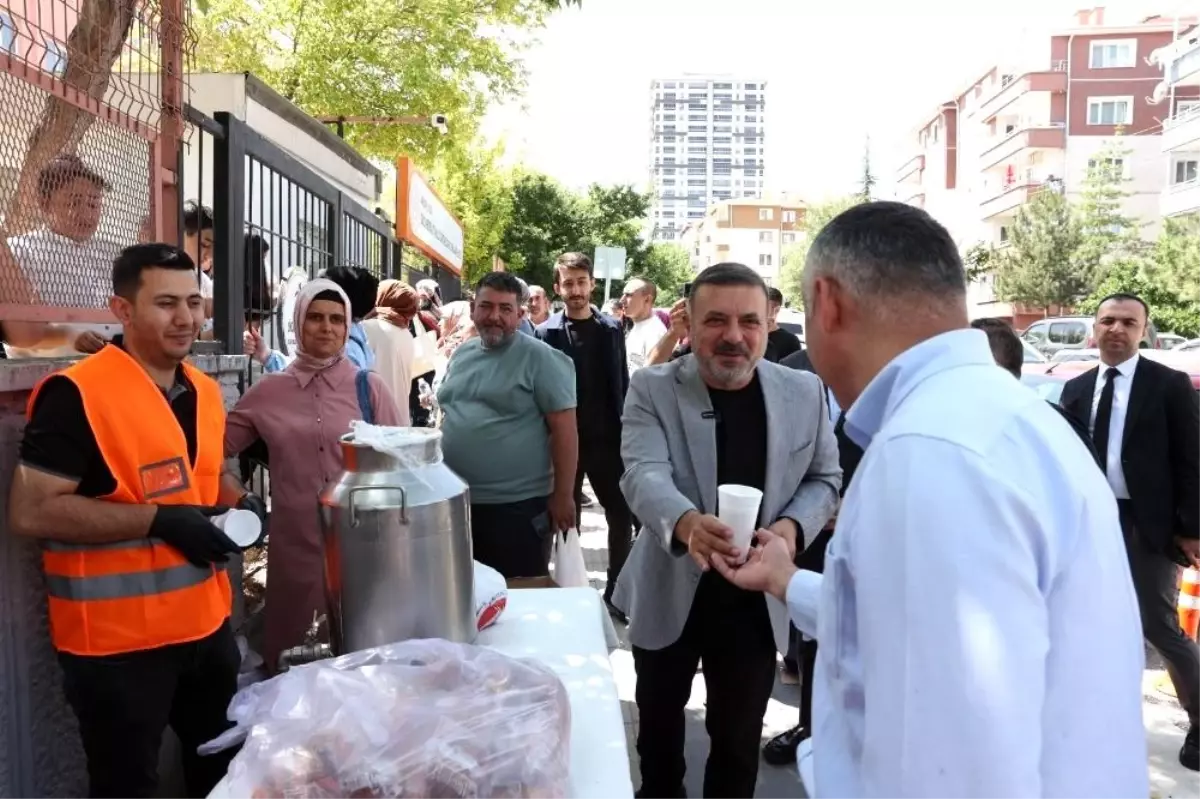 Sincan Belediye Başkanı Ercan, LGS Öğrencilerine Sıcak Çorba İkram Etti