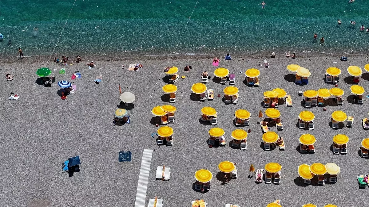 Antalya'da Sıcak Hava Yoğunluğu Artırdı