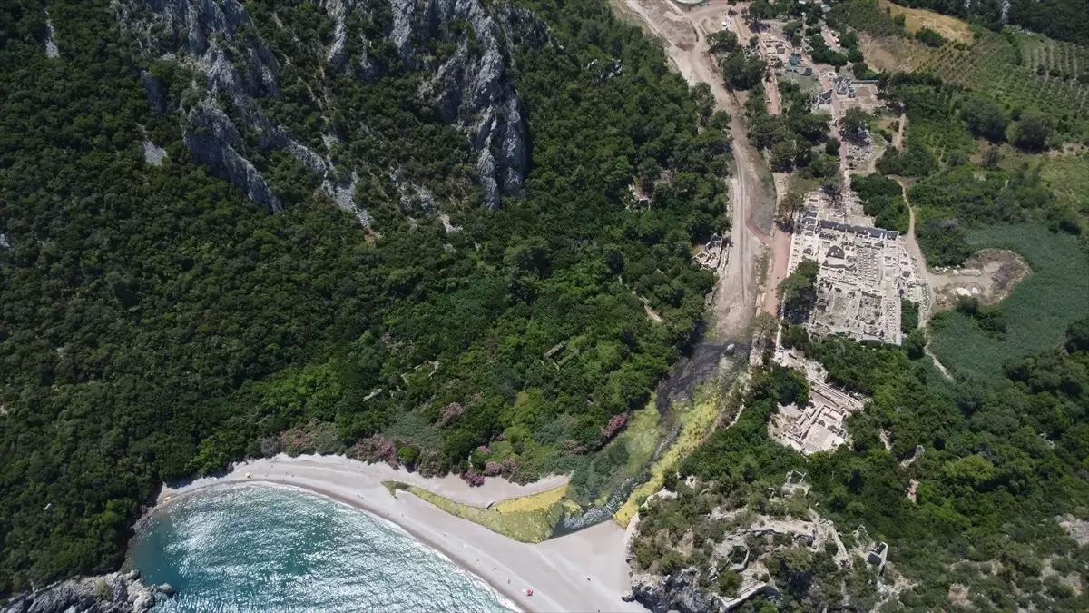 Olympos Antik Kenti'nde Kaya Mezarları Ziyarete Açıldı