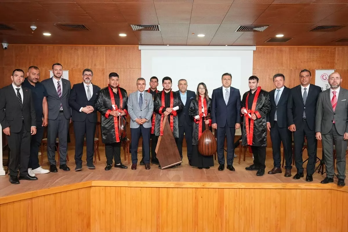 İstanbul'da Türk Müziği Okulunun İlk Mezunları