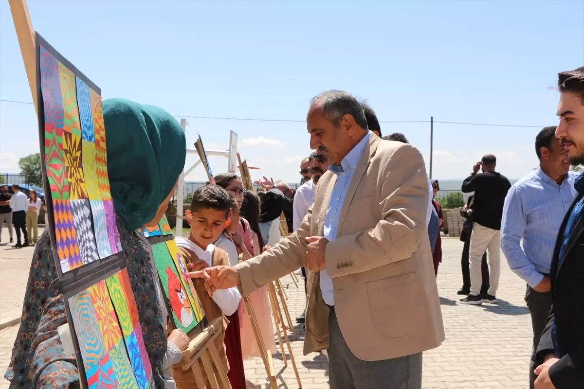 Karlıova'da Öğrenci Resim Sergisi Açıldı