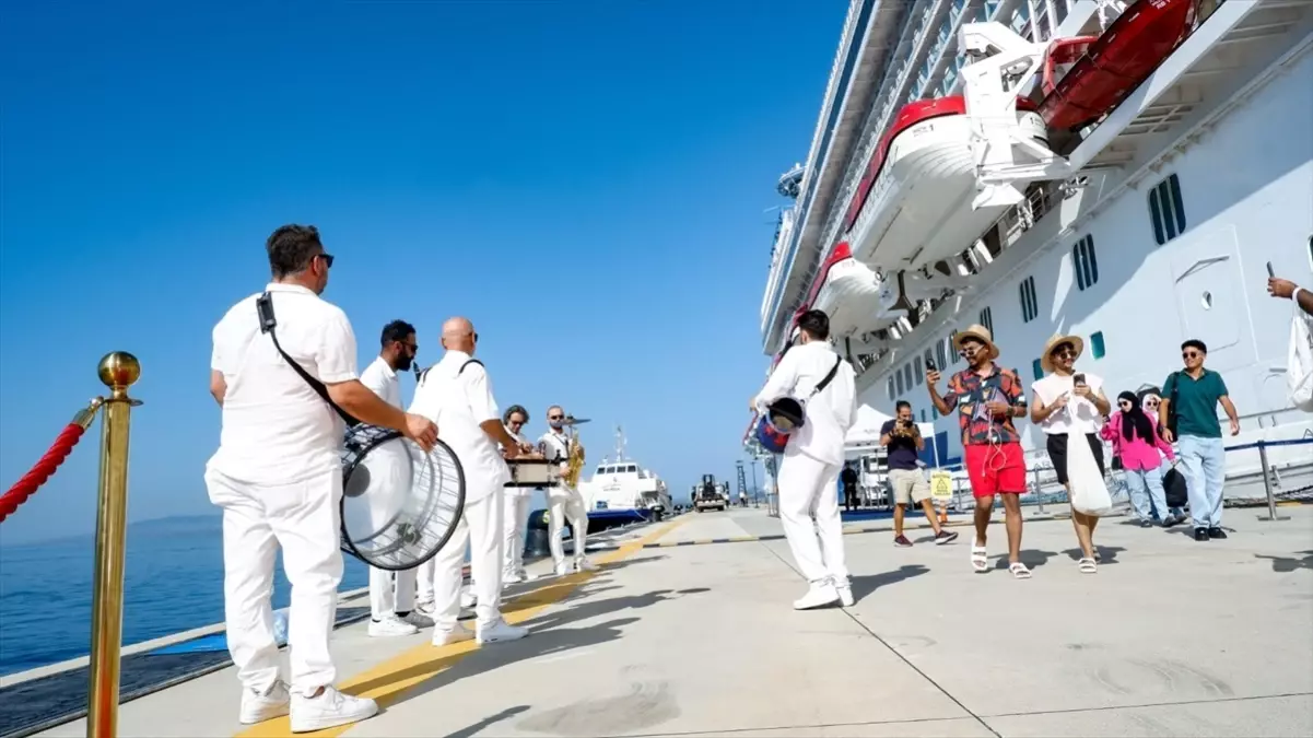 Bodrum'a İlk AROYA Cruises Seferi