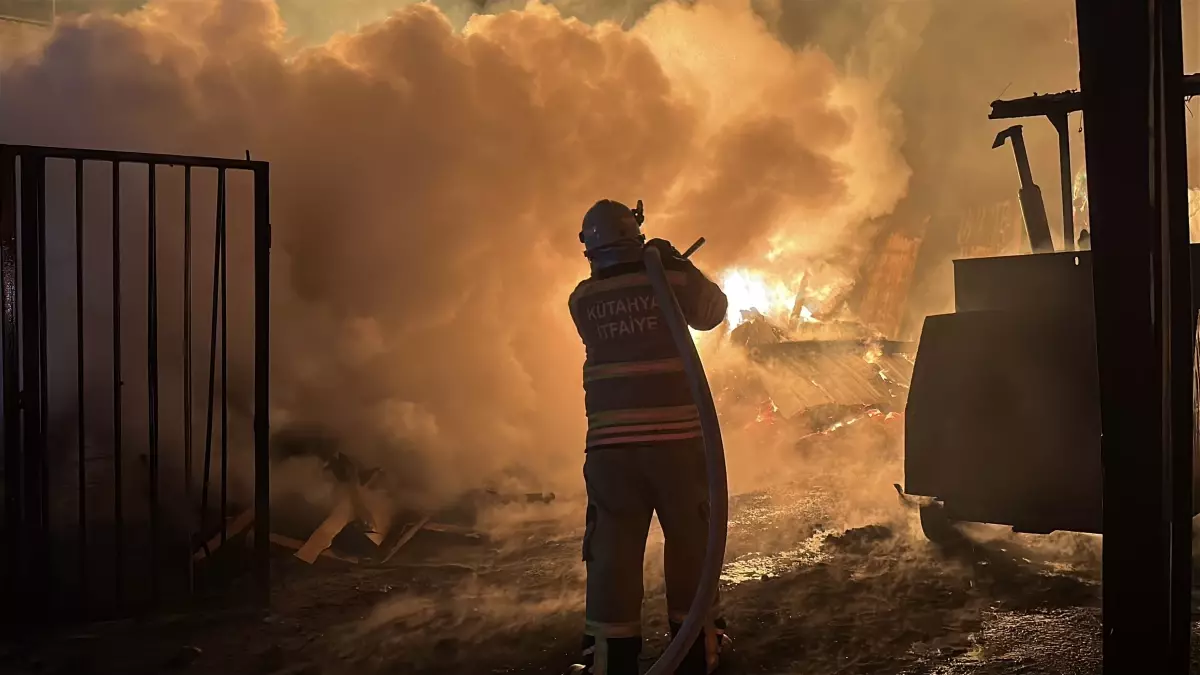 Kütahya'da Tahta Palet Atölyesinde Yangın