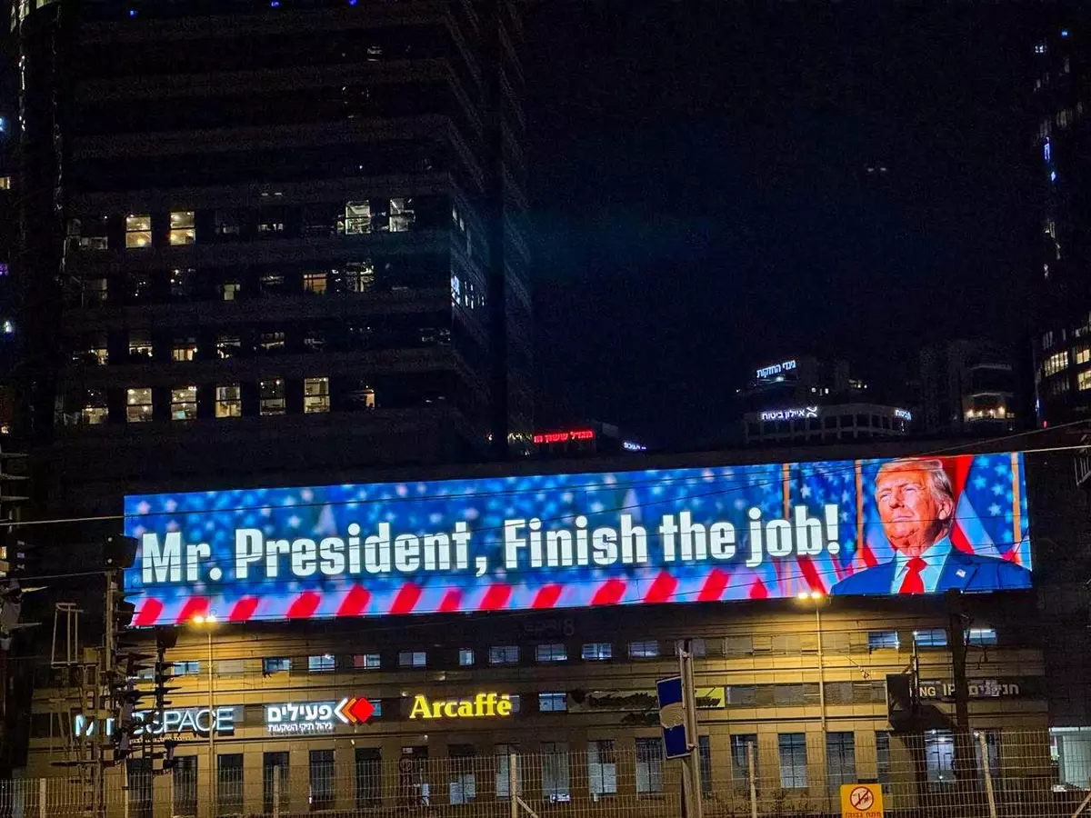 Tel Aviv'de Trump'a Pankart