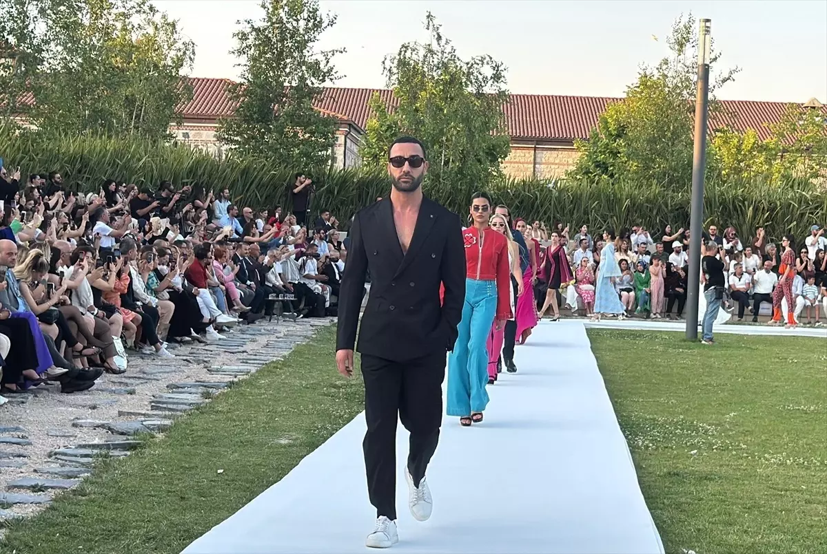 Geleceğin tasarımcıları Rami Kütüphanesi'nde defileye imza attı