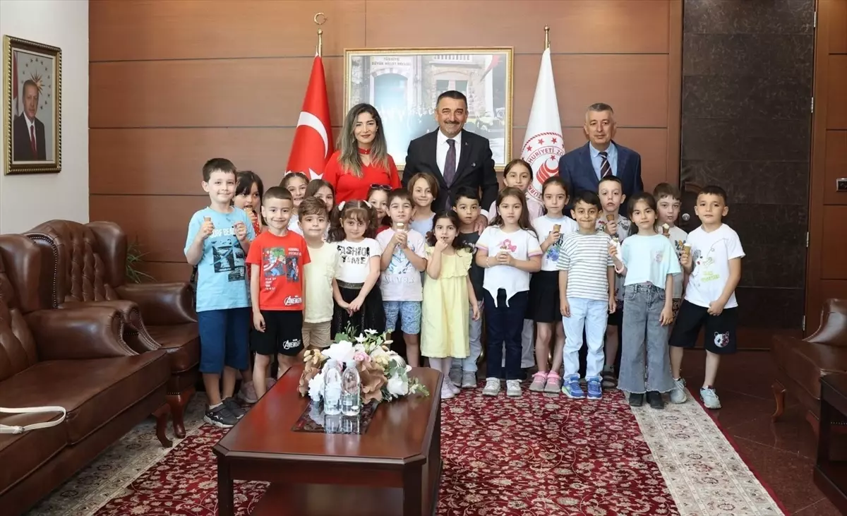 Vali Hacıbektaşoğlu'ndan Öğrencilere Dondurma İkramı