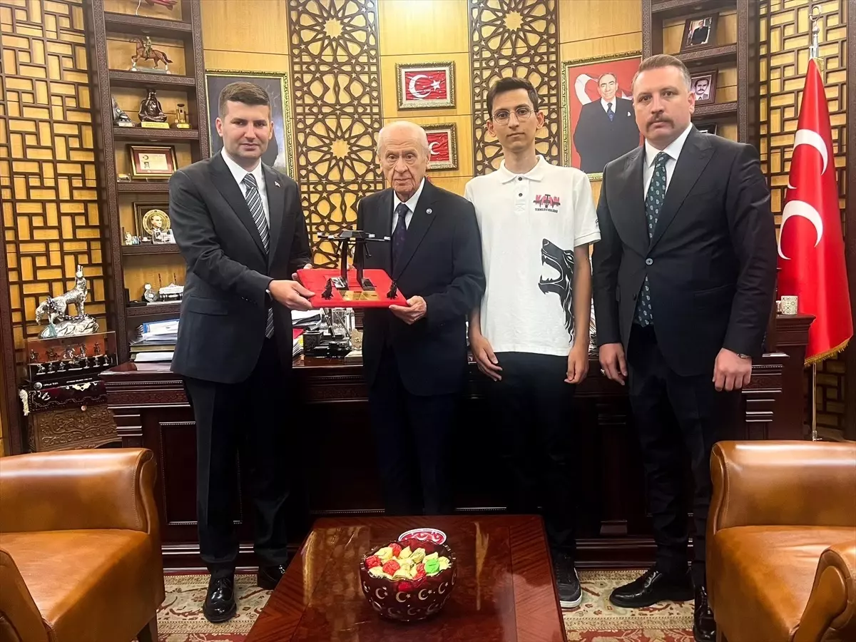 TÜRKHAN İHA Prototipi Bahçeli'ye Tanıtıldı