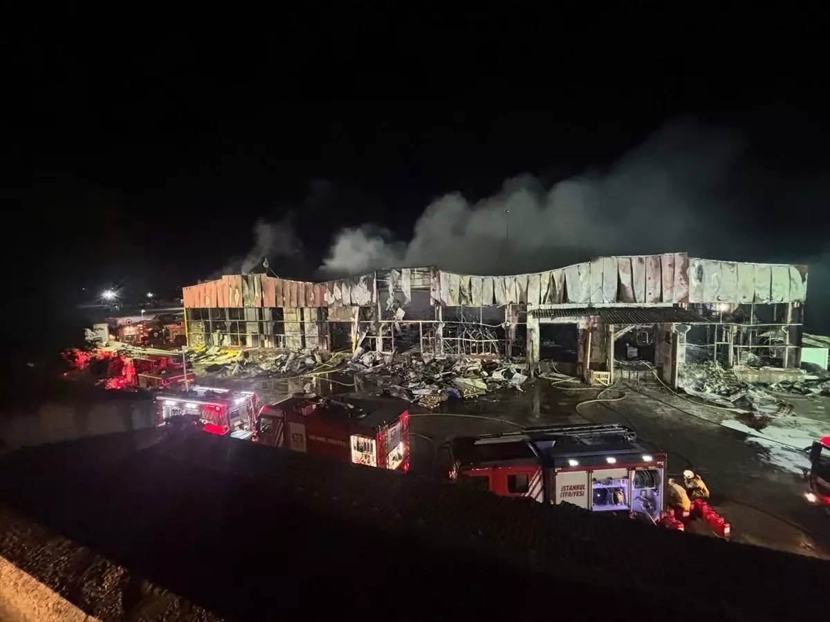 Arnavutköy'de Lojistik Depo Yangını