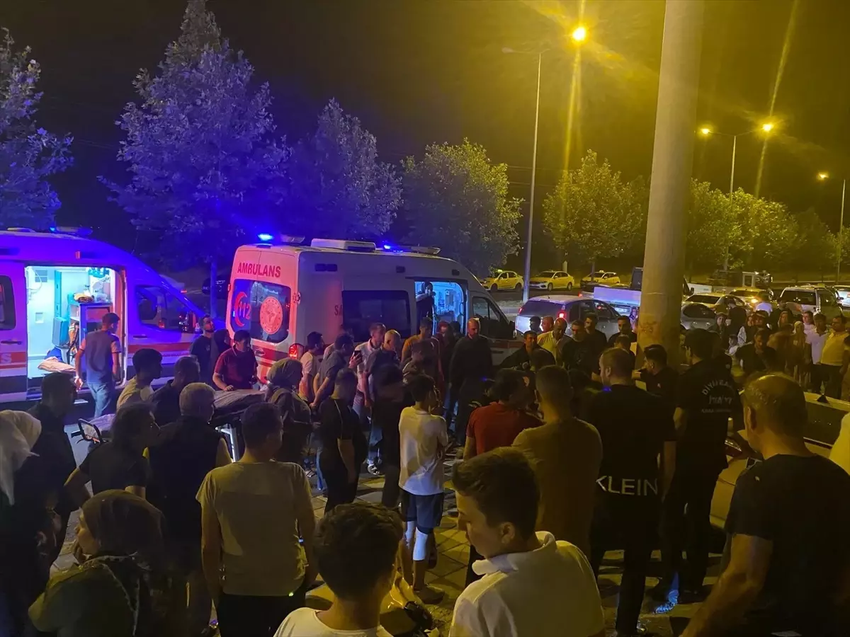 Diyarbakır'da Taksi Devrildi: 2 Yaralı