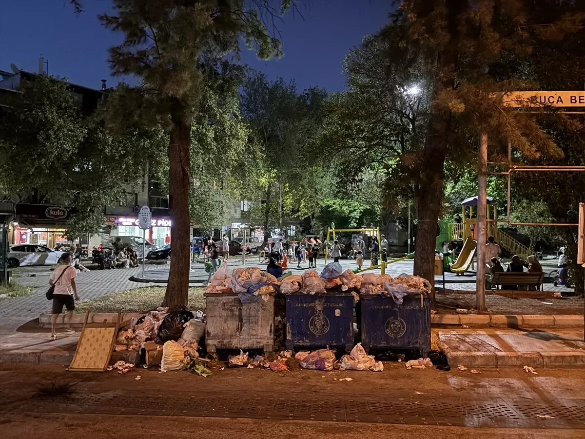 Buca'da belediye işçileri greve gitti, ilçede çöp yığınları oluştu