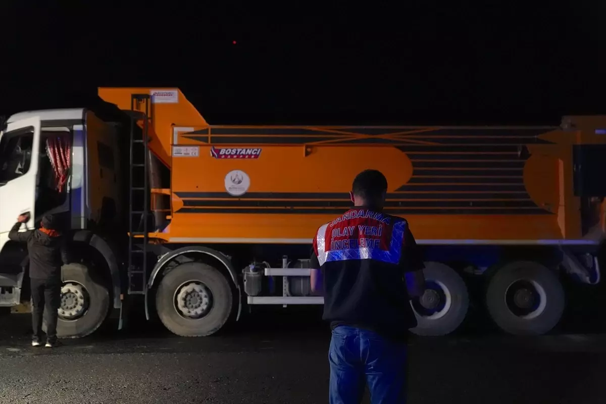 Kamyon İşçilere Çarptı: 5 Yaralı