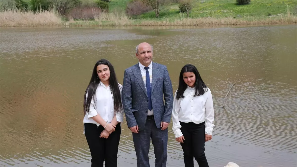 Kırşehir'de öğrenciler ilçelerini tanıtmak için sanatçıyla türkü söyleyip klip hazırladı