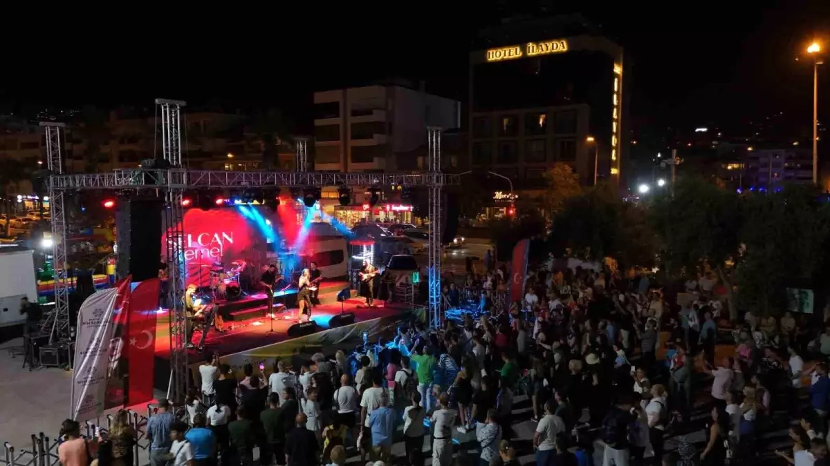 Aydın Yaz Konserleri Kuşadası'nda Coşkuyla Devam Ediyor