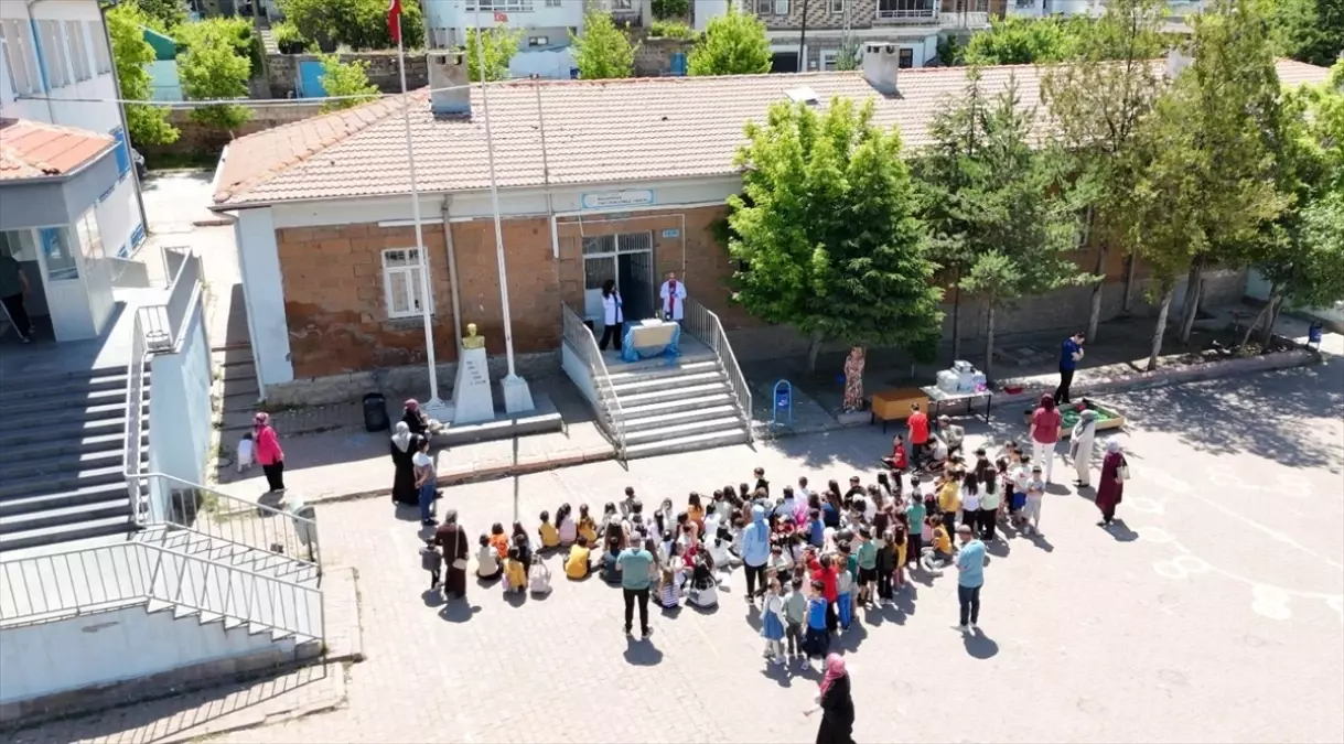 Kayseri Bilim Merkezi, öğrencilere deneyler ve robotik eğitimler sunumu yaptı