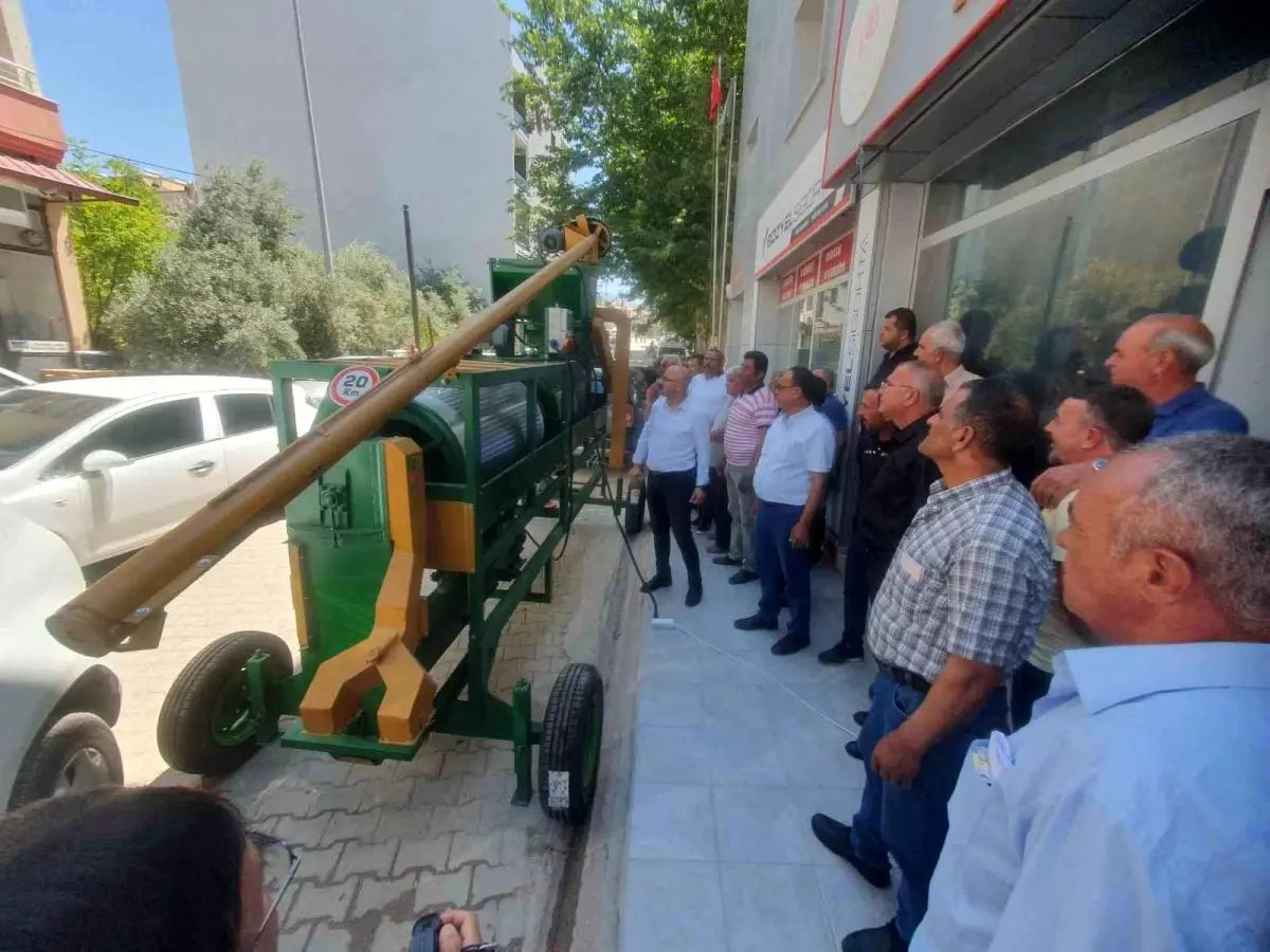 Mersin'de Üreticilere Hibe Tohum Eleme Makinesi