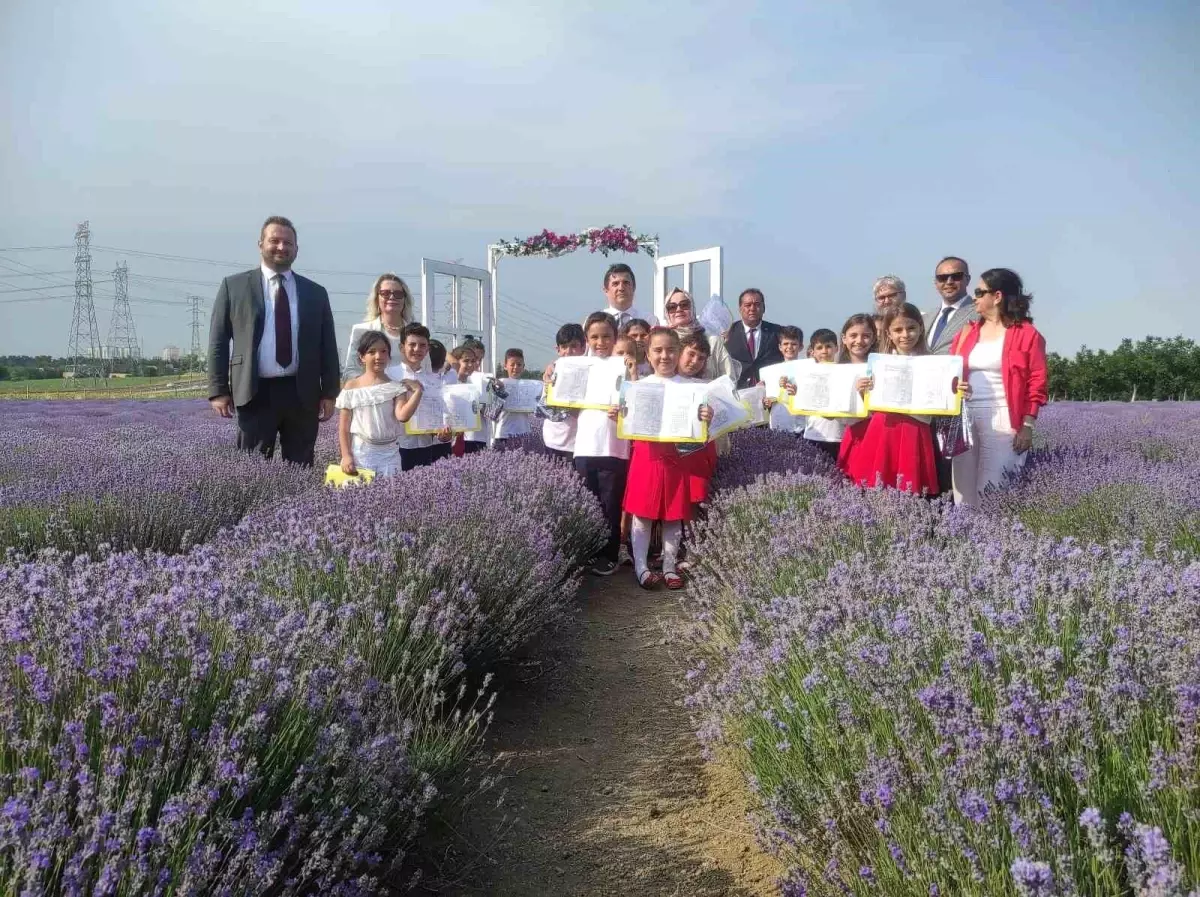 Tekirdağ'da Karne Sevinci Lavanta Tarlasında