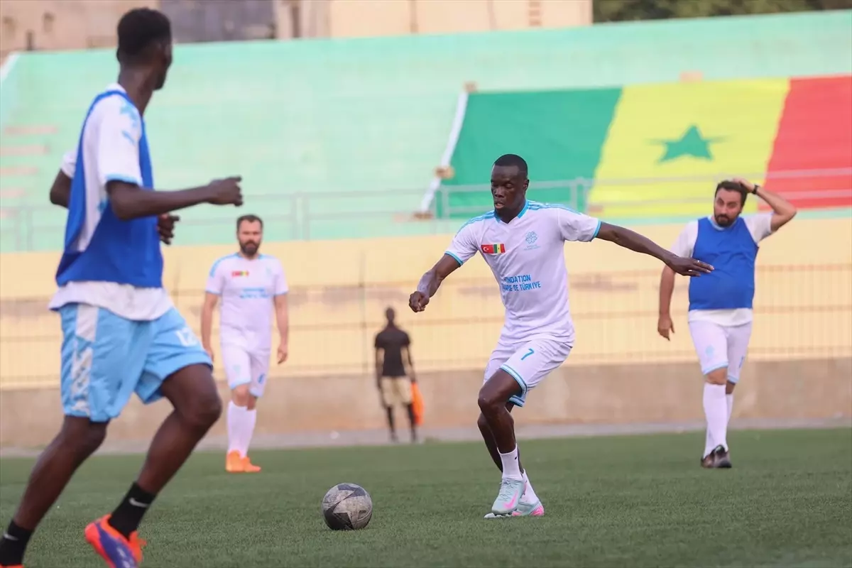 Senegalli Futbolculardan Dostluk Maçı