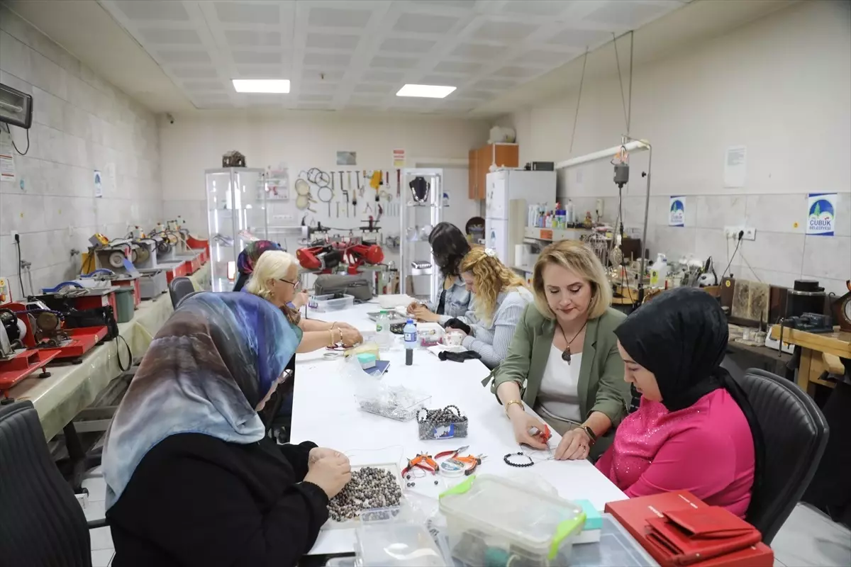 Çubuk’ta Kadınlar Agat Taşı ile Takı Tasarlıyor