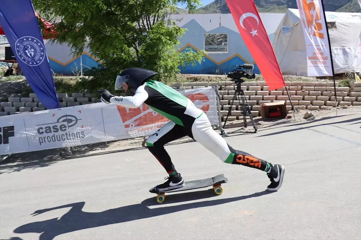 Dünya Kaykay İniş Şampiyonası Erzincan'da Başladı