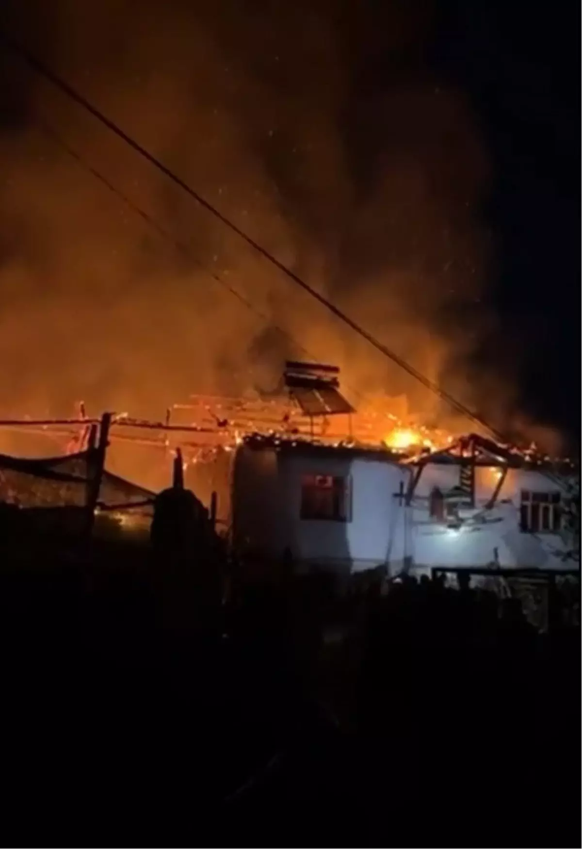 Tokat'ta Yangın: 2 Katlı Ev Yandı