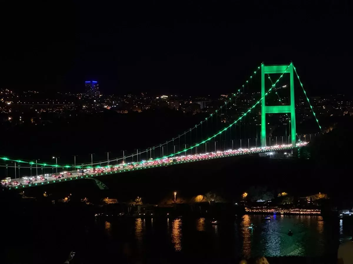 FSM Köprüsü Skolyoz İçin Yeşil Aydınlatıldı