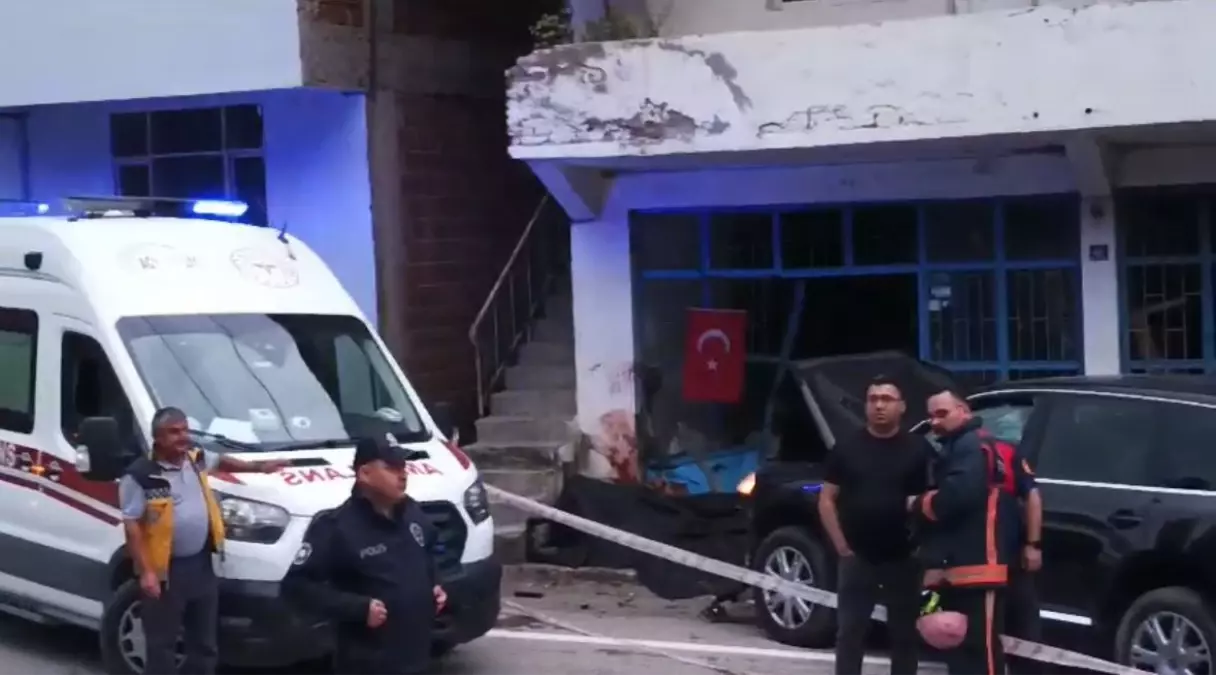 Ordu'da kaldırımda bekleyen iki kişi cipin çarpması sonucu hayatını kaybetti