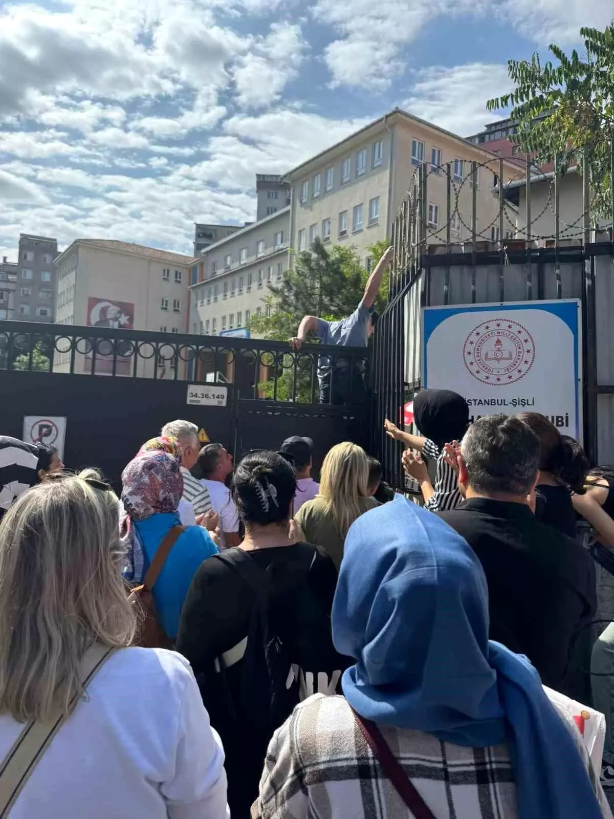 Sınava 1 dakika geç kalan gençler okulun duvarından atladı