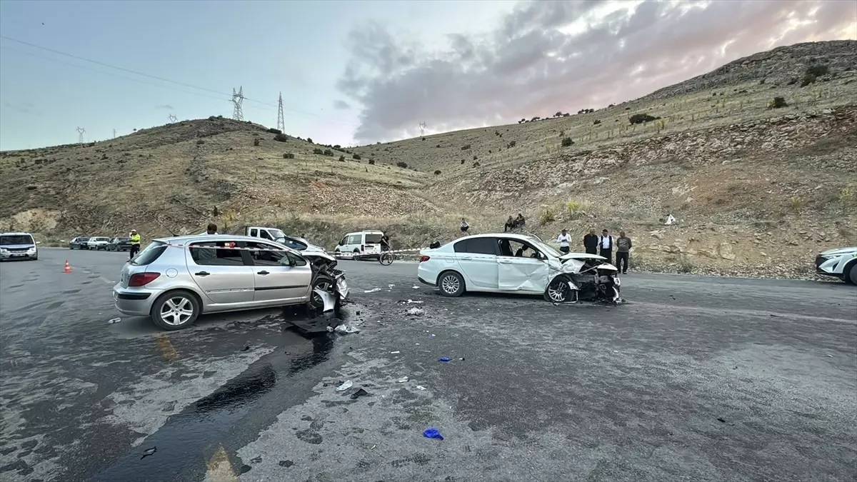 Malatya'da Otomobil Çarpışması: 11 Yaralı