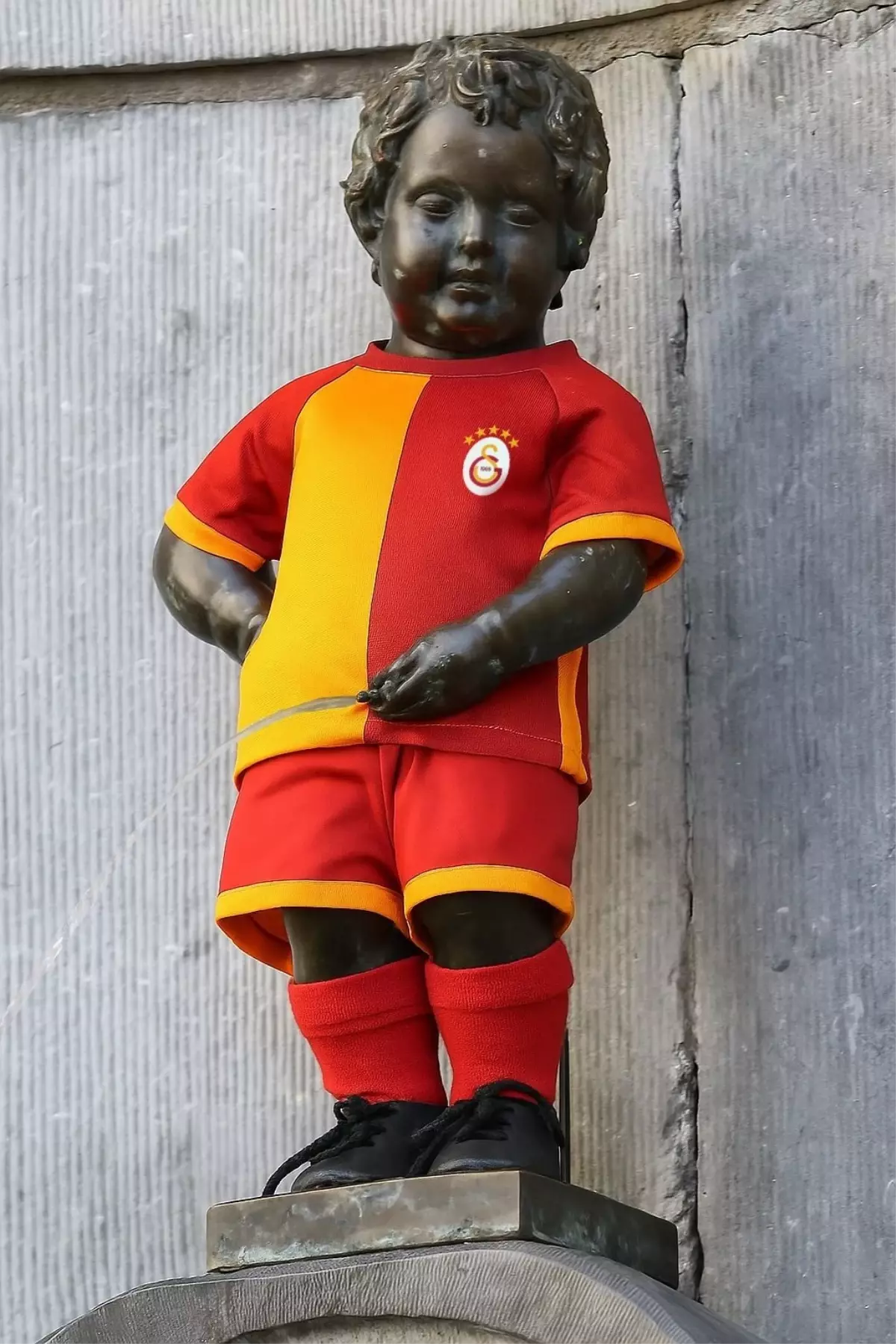 Manneken Pis Galatasaray Forması Giyiyor