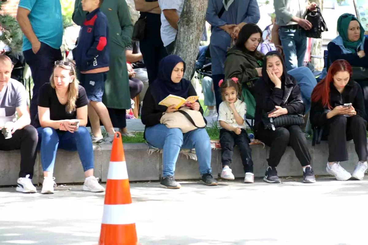 Veliler Sınav Beklerken Kamp Yaptı
