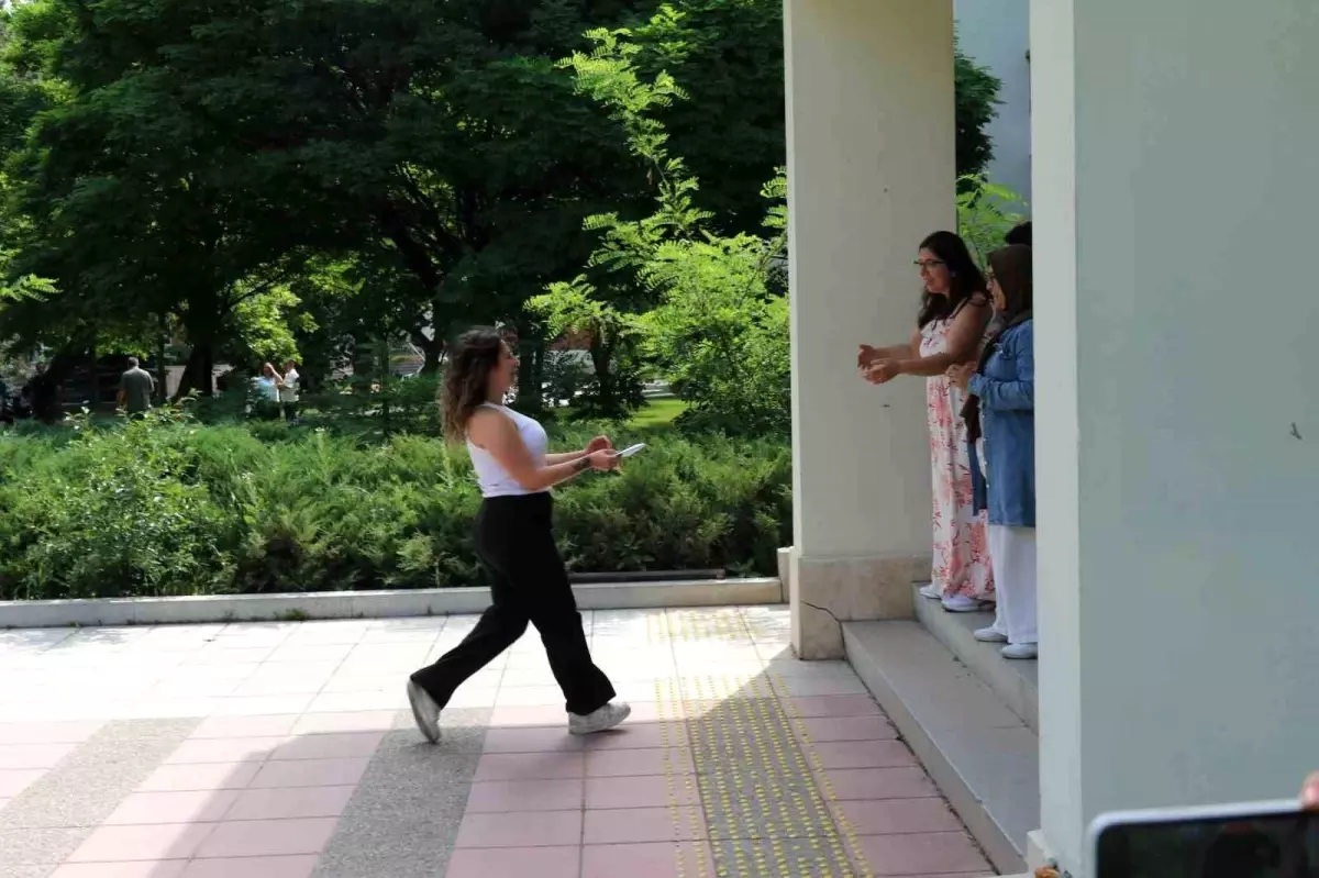Eskişehir'de YKS AYT Sınavına Yetişemeyen Öğrenciler Panik Yaşadı