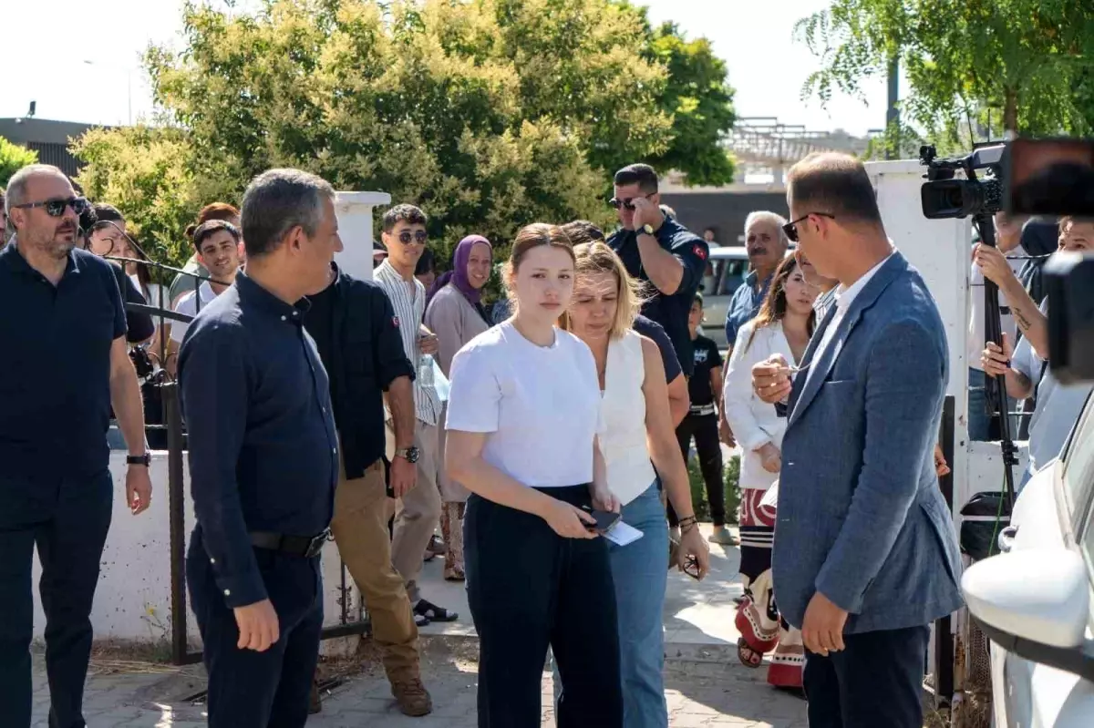 CHP Genel Başkanı Özgür Özel, Ferdi Zeyrek'in Kızı Nehir Zeyrek'e Destek Oldu