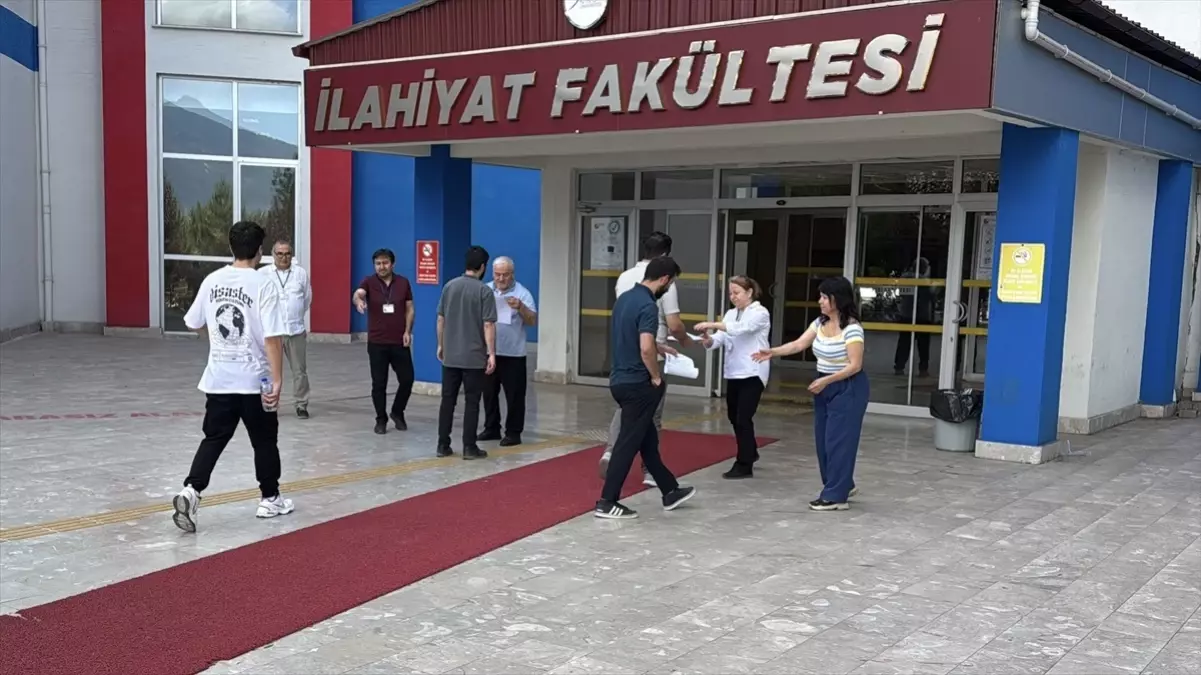Polis Trafik Ekipleri Öğrencilere Yardım Etti