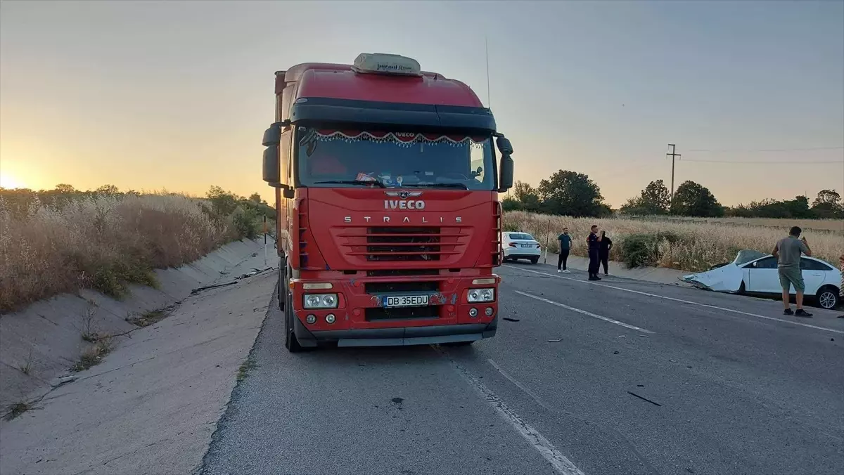 Edirne'de Otomobil Tıra Çarptı: Bir Yaralı